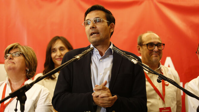 Paco Cuenca (PSOE) y su grupo de concejales