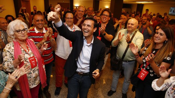 Paco Cuenca recibido con entusiasmo entre interventores, apoderados y militantes tras ganar las elecciones.