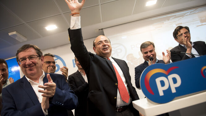 Sebastián Pérez (PP) saluda a los afiliados y simpatizantes en la sede del partido