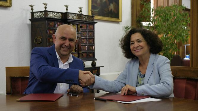 Juan Carlos López, CEO de Rossellimac, y Pilar Aranda, rectora de la UGR, firman el acuerdo.
