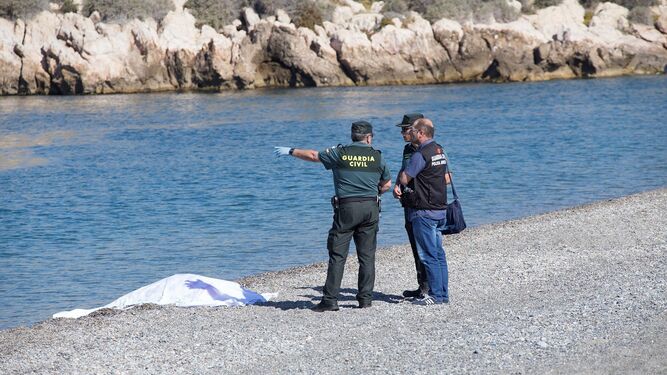 Agentes de la Guardia Civil junto al cadáver de la mujer hallada flotando en Salobreña