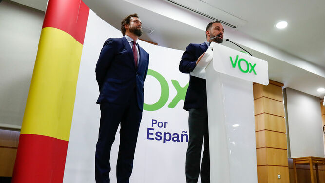 El portavoz de Vox en el Congreso, Iván Espinosa de los Monteros , y el presidente del partido, Santiago Abascal, este miércoles en rueda de prensa.