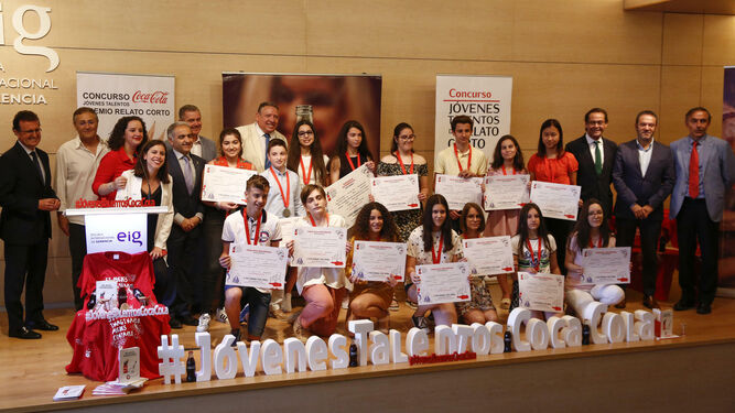 Foto de familia de la entrega de premios del 59 Concurso Jóvenes Talentos de Relato Corto de Granada, Almería y Jaén.