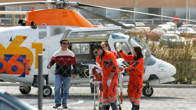Sanitarios atienden a un paciente después de aterrizar en un helicóptero del 061.