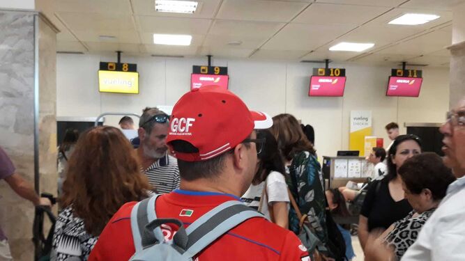 Un aficionado del Granada intentando arreglar su vuelo a Mallorca