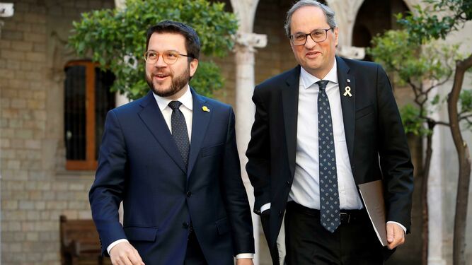 El presidente de la Generalitat,, Quim Torra,  y su vicepresidente y conseller de Economía, Pere Aragonès (i), a su llegada a este viernes a a reunión extraordinaria del 'Govern'.