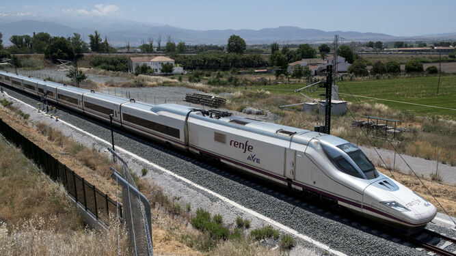 Un tren AVE de la Serie 112 de Renfe circular por las inmediaciones del Cortijo del Conde, cerca de Granada capital