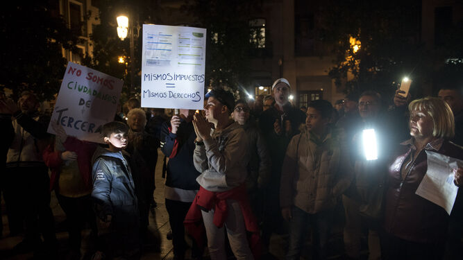 Una de las últimas manifestaciones que han tenido lugar en Granada a raíz de los cortes de luz que sufren los vecinos de la zona Norte.