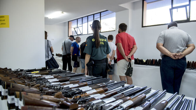 Im&aacute;genes de las armas subastadas por la Guardia Civil en Granada