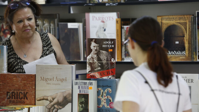 Una visitante echa un vistazo a uno de los 70 expositores de la Feria del Libro.