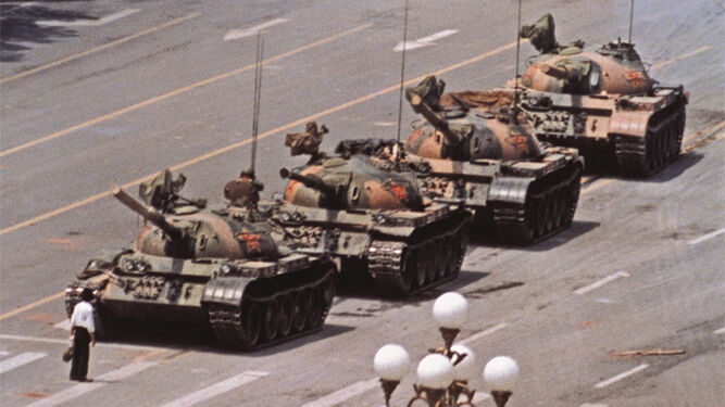 La célebre fotografía del 'hombre del tanque', tomada en la Plaza de Tiananmen el 5 de junio de 1989.