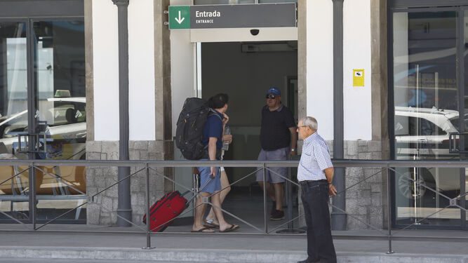 Turistas entrando en la sala de espera de la Estación de Andaluces