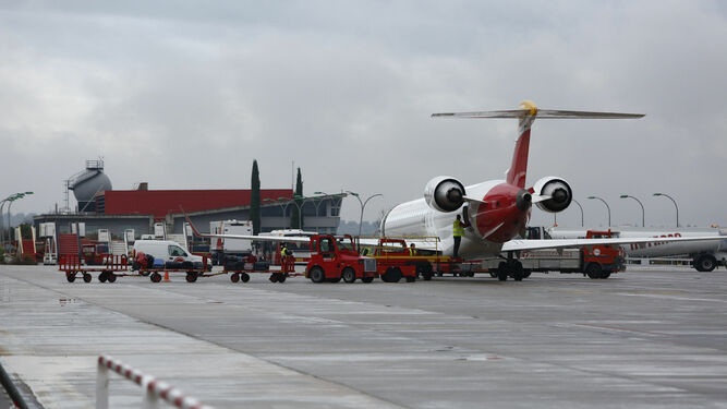 Un avión regional que cubre la ruta Granada-Madrid realiza la puesta a punto en la pista del Aeropuerto de Chauchina