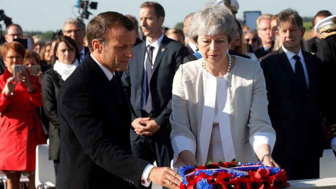 Macron y May en el memorial del Desembarco de Normandía.