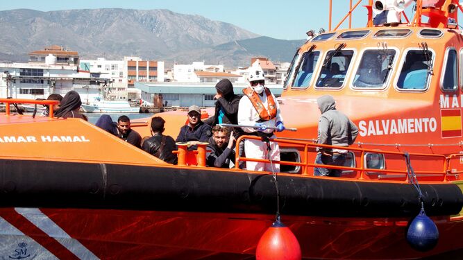Varios inmigrantes de la patera rescatada el pasado 23 de mayo, siendo trasladados por Salvamento Marítimo hasta el Puerto de Motril.