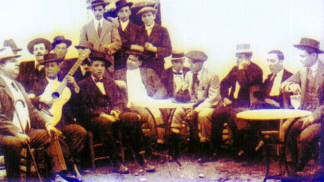 Antonio Chacón, primero por la izquierda, de fiesta en Tomares en 1913.