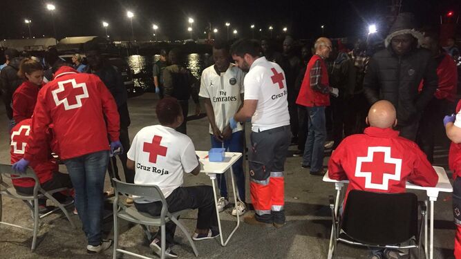 Cruz Roja atiende a los inmigrantes anoche en Motril