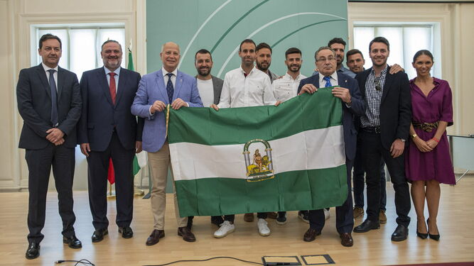 La bandera de Andalucía fue recibida por los representantes de la entidad.