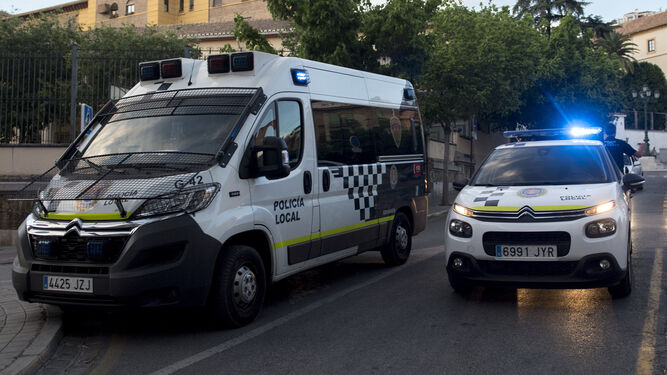 Imagen de archivo de dos vehículos de la Policía Local de Granada.