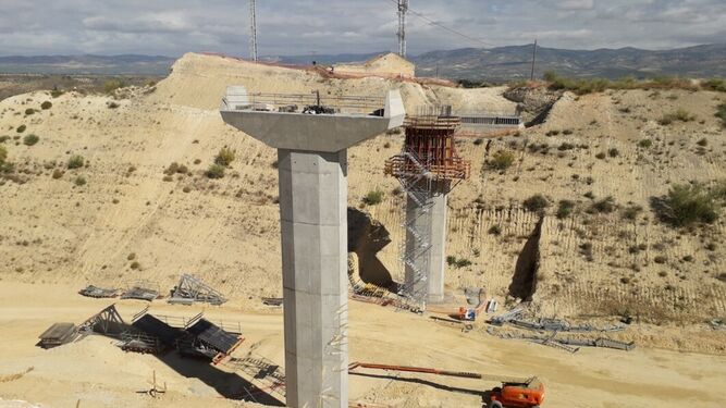 Finalizada la colocación de las pilas del nuevo puente de la variante de Moraleda