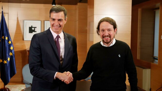 El presidente del Gobierno en funciones, Pedro Sánchez, y el líder de Podemos, Pablo Iglesias, durante la reunión que han mantebido este martes en el Congreso.