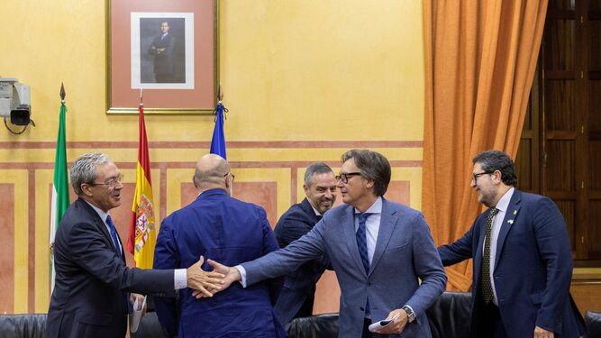 Rogelio Velasco saluda a Manuel Gavira tras la firma del pacto, con Alejandro Hernández, Juan Bravo y Francisco Serrano en la sala.
