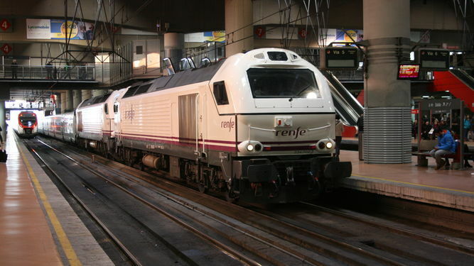 El Talgo Granada-Madrid, al efectuar su parada en la Estación de Atocha-Cercanías, en la capital
