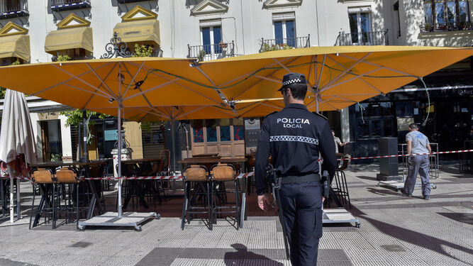 Intervención de la Policía Local en una terraza de Sevilla, en una imagen de archivo.