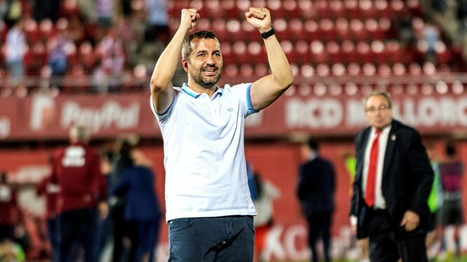 Diego Martínez celebra en Son Moix su mayor éxito como entrenador, subir con el Granada a Primera
