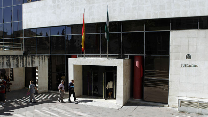 Imagen de la entrada principal a los Juzgados de Caleta en Granada.