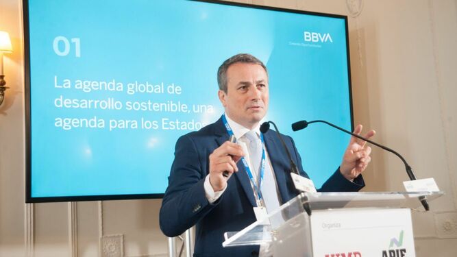 Antonio Ballabriga, Director Global de Negocio Responsable de BBVA, durante su intervención en el curso de economía organizado por la APIE en la UIMP.