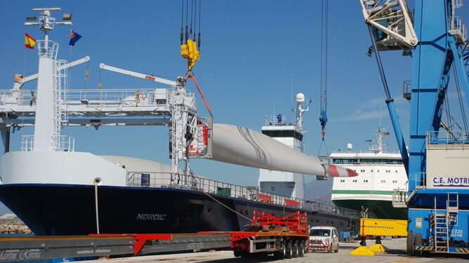 Primer embarque en el Puerto de Motril de las mayores palas de aerogeneradores de España