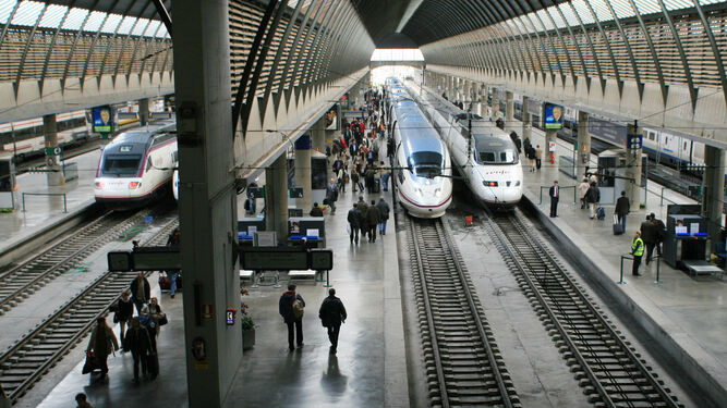Varios trenes AVE y Avant en la Estación de Sevilla-Santa Justa