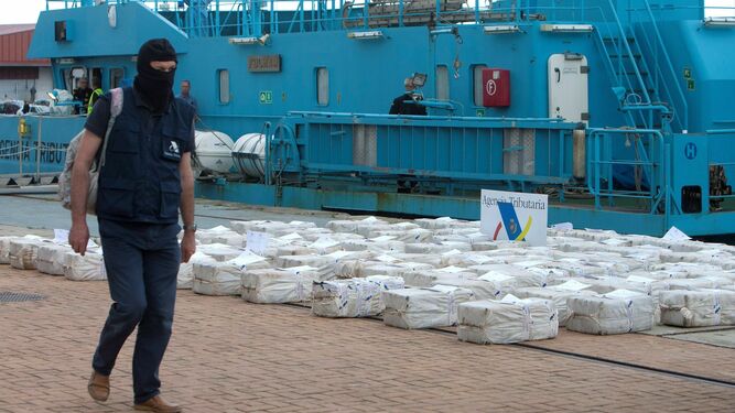 Un agente camina delante de un alijo de 2.500 kilos de cocaína incautados en el puerto de Vigo.