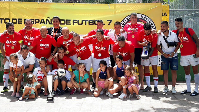 Los jugadores del ASC United celebran el éxito conseguido en Alcobendas