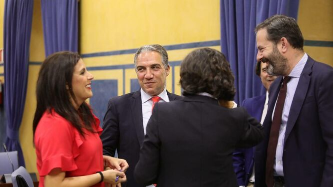 Elías Bendodo observa a Ángeles Férriz en el Parlamento.