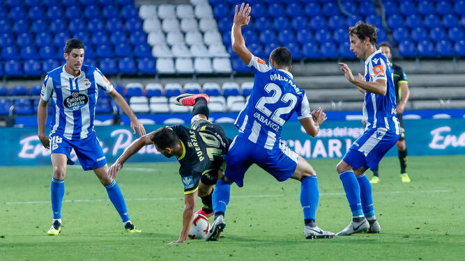 Carlos Fernández (i) durante el partido contra el Granada