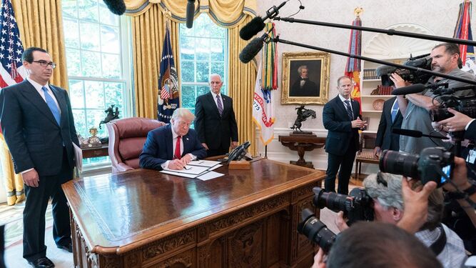 Trump, durante la firma el lunes de nuevas sanciones contra Irán, junto al secretario del Tesoro, Steve Mnuchin (izq.), y el vicepresidente, Mike Pence.