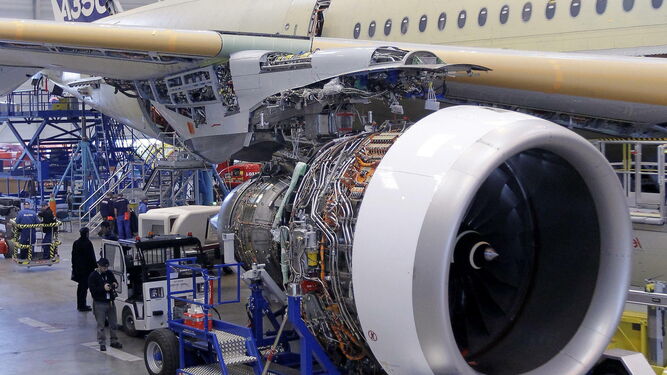 El motor de un avión, en construcción.