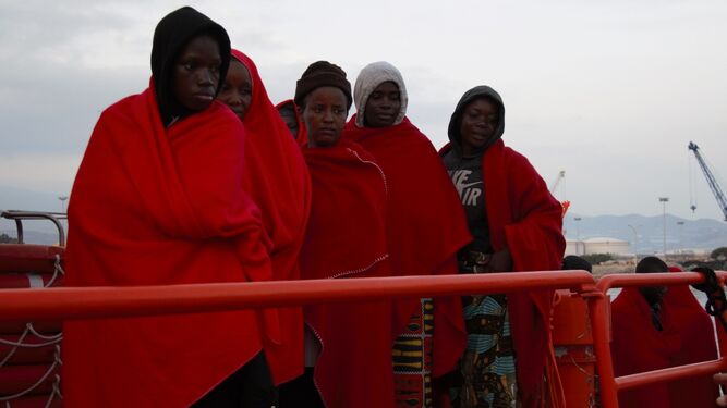Un grupo de mujeres llegadas hoy a Motril tras ser rescatadas.