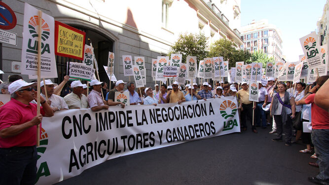 Protesta de agricultores a las puertas de la CNC.
