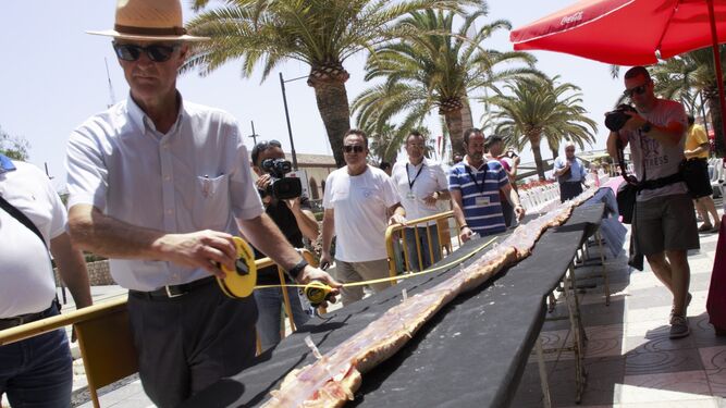 De récord: una tostada de jamón de 116 metros de largo