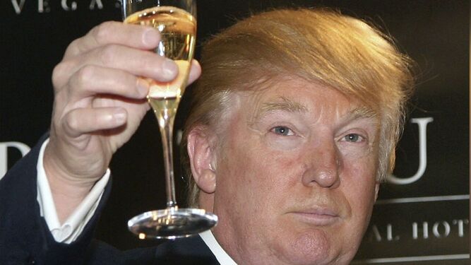El presidente norteamericano sostiene una copa durante una recepción.