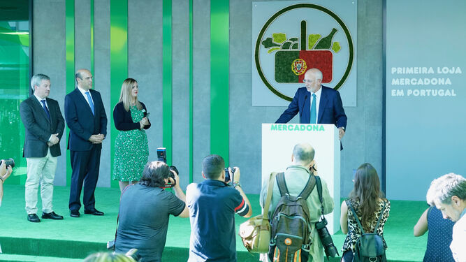 Juan Roig, presidente de Mercadona interviene en el acto celebrado en la tienda que abre en Oporto.