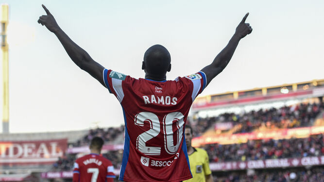 Adrián Ramos suele celebrar los goles mirando al cielo.