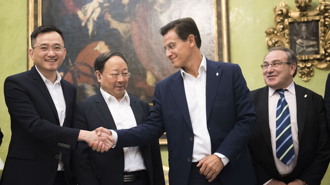 Jiang Lizhang saluda a Luis Salvador ante la mirada del vicepresidente del Comité Olímpico de China, Liu Guoyong, y Pepe Macanás.