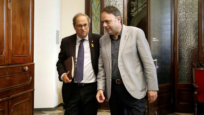 El presidente de la Generalitat, Quim Torra, y el alcalde de Manresa, Valentí Junyent, llegando este miércoles  a la reunión semanal del 'Govern'.