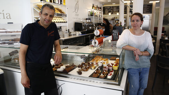 Hassan Chaatouf, trabajador más antiguo, y Susana Fernández, dueña del negocio,  junto a la vitrina de pasteles artesanales.