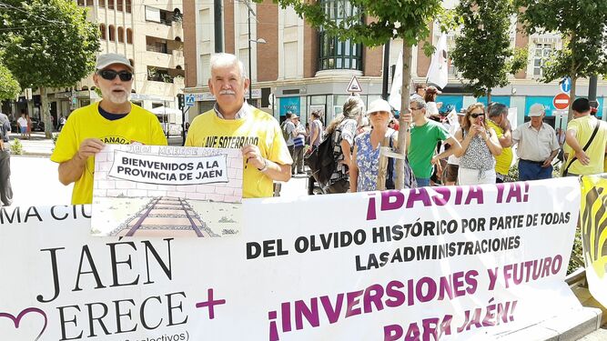 Miembros de la Marea Amarilla apoyando a sus compañeros de Jaén