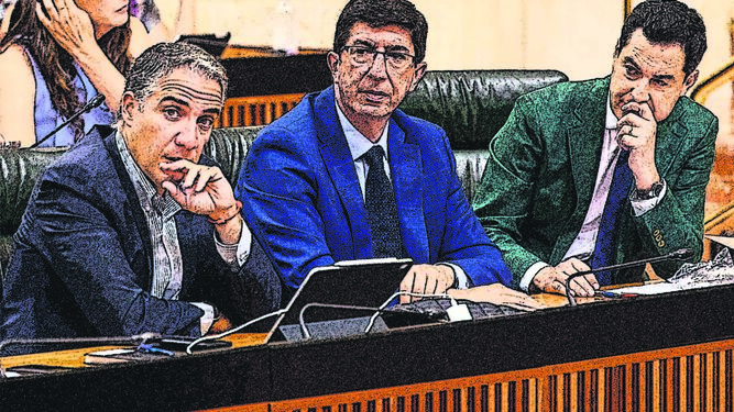 Elías Bendodo, Juan Marín y Juanma Moreno, en el Parlamento.